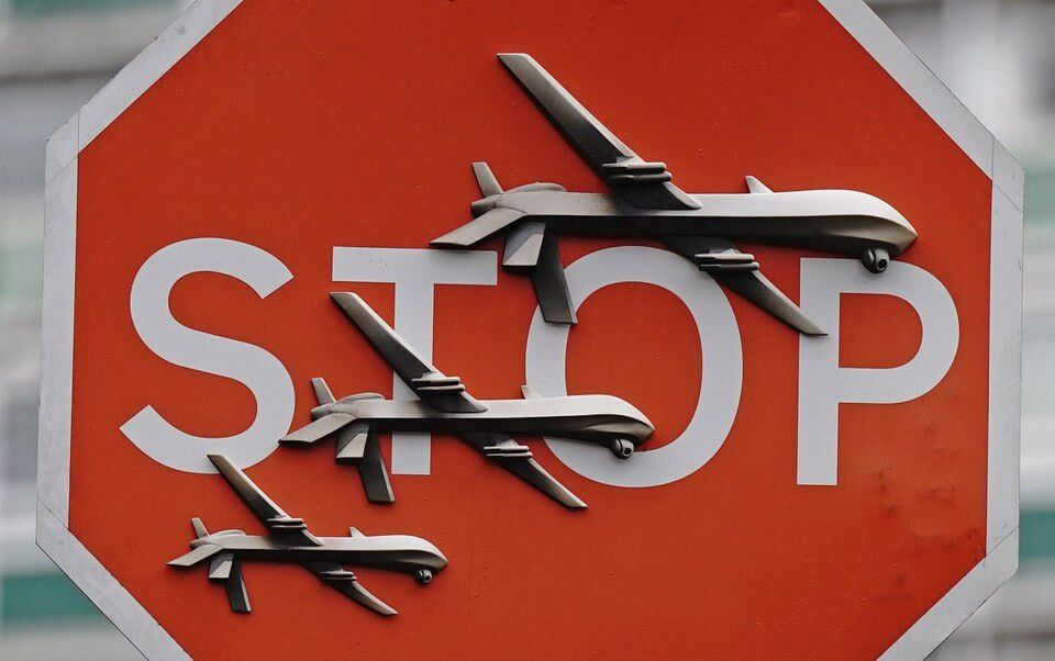Бэнкси нарисовал дроны на знаке «STOP» в Лондоне. Работу похитили уже через час